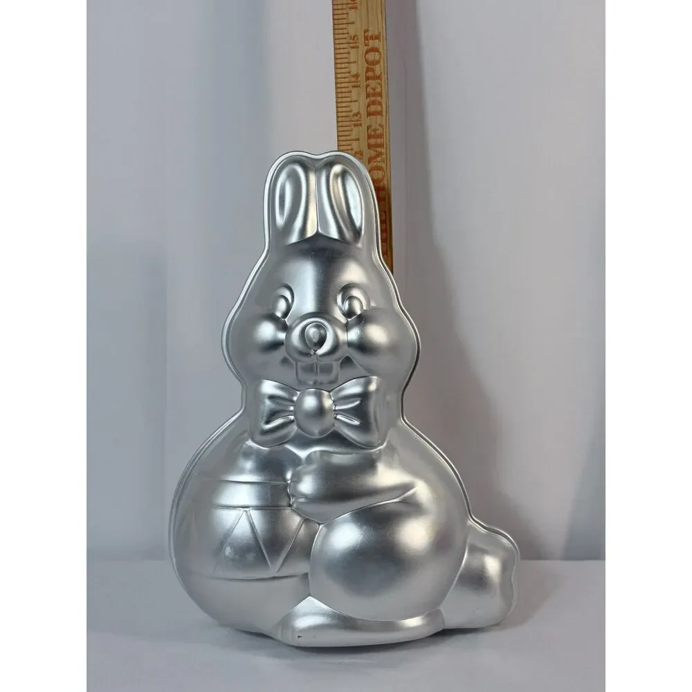 VTG Wilton Blushing Bunny 3D Cake Pan Two Piece Easter 1984 Aluminum Baking